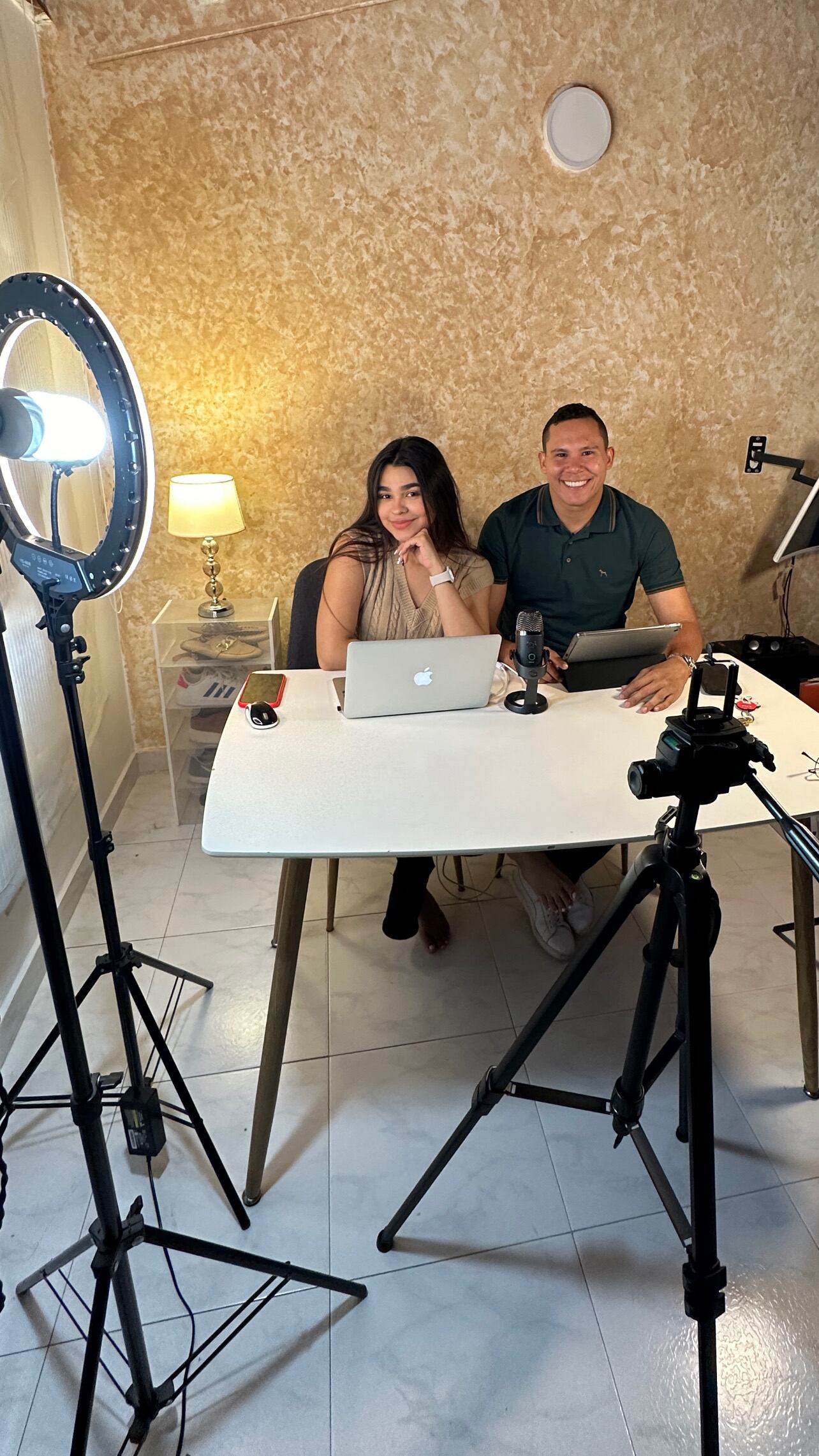 Javier Vivic realizando contenido para redes sociales.