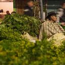 John Bernal, que hace el recorrido por la localidad de Los Mártires, suele terminar su ruta en la Plaza de las Hierbas -el principal centro de acopio de hierbas del país- para que los caminantes “descarguen energías pesadas de los lugares que visitaron antes y se purifiquen con los aromas”. A dos cuadras de distancia el olor de las hierbas comienza a percibirse. Foto: David Amado-Semana.