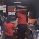 La trabajadora sacó un arma y disparó dos veces contra la familia hispana.