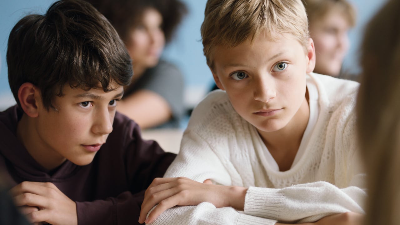 Remi (Gustav De Waele) y Leo (Eden Dambrine) son dos niños que comparten una de esas inseparables amistades de infancia que tanto enseñan de la vida, pero lidian de manera muy distinta con su final.