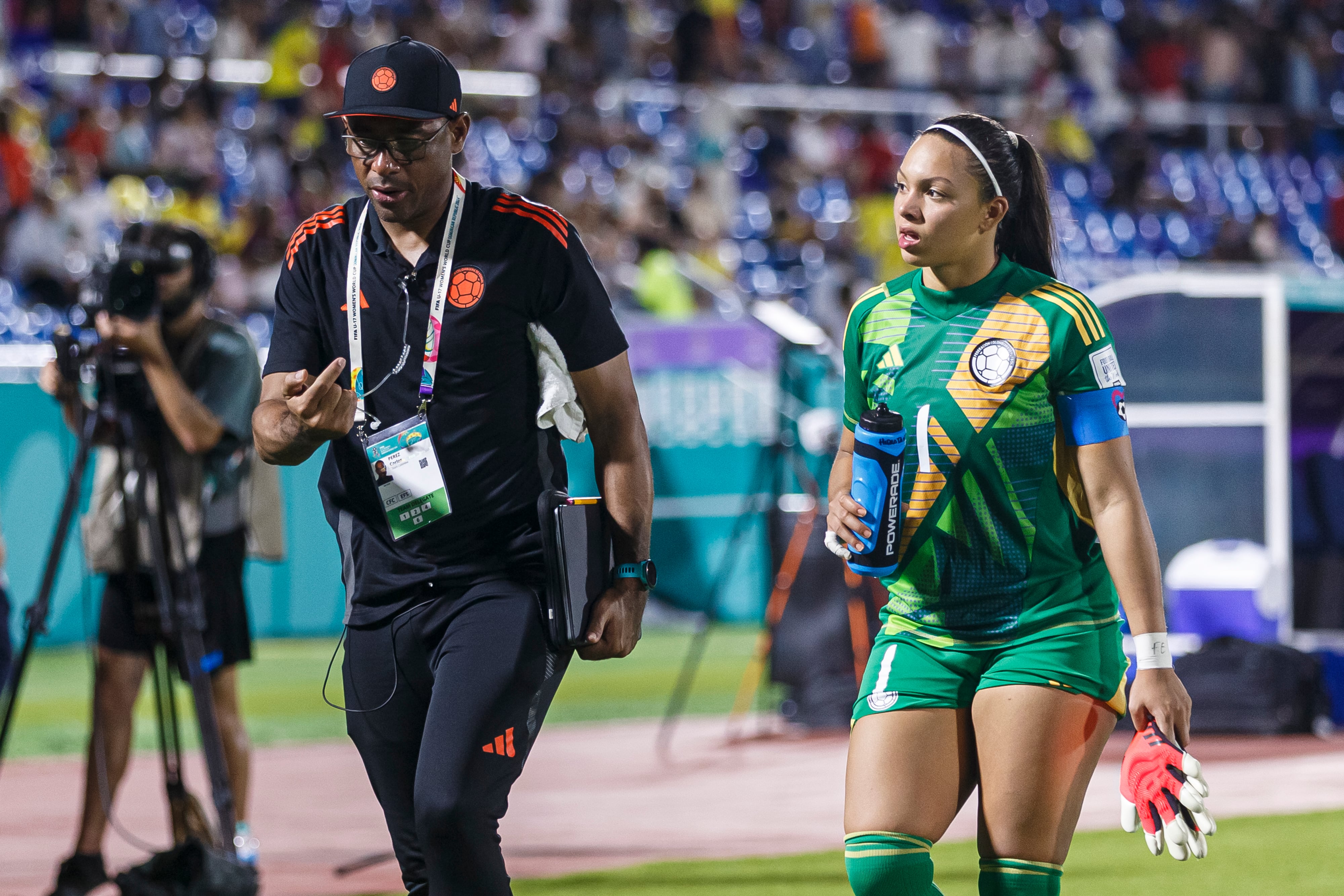 SANTO DOMINGO, DOMINICAN REPUBLIC - OCTOBER 19: Goalkeeper Luisa Agudelo of Colombia (R) talks to a staff member during the FIFA U-17 Women's World Cup Dominican Republic match between Colombia and USA at Felix Sanchez Stadium on October 19, 2024 in Santo Domingo, Dominican Republic. (Photo by Martín Fonseca/Eurasia Sport Images/Getty Images)