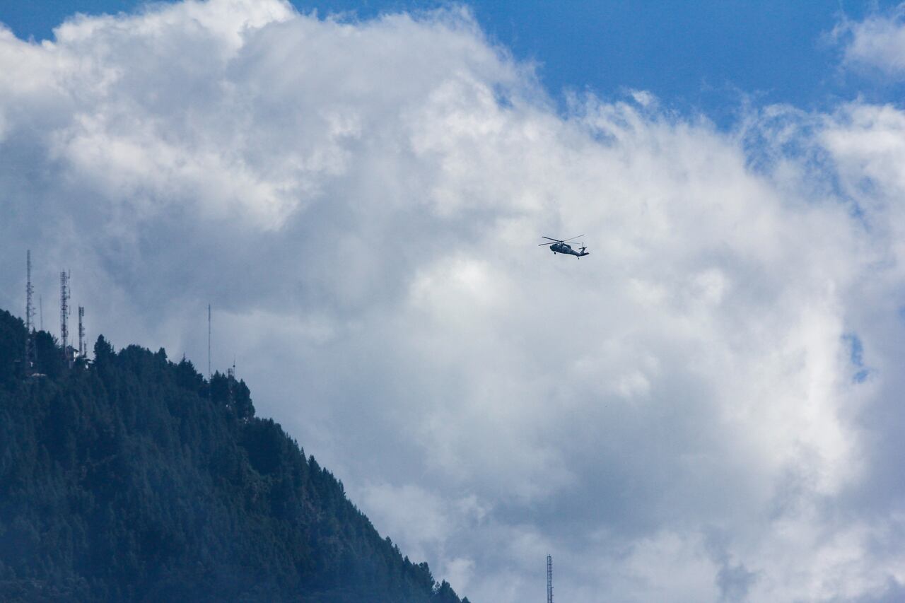 INCENDIO CERROS ORIENTALES, LLEGADA HELICOPTERO