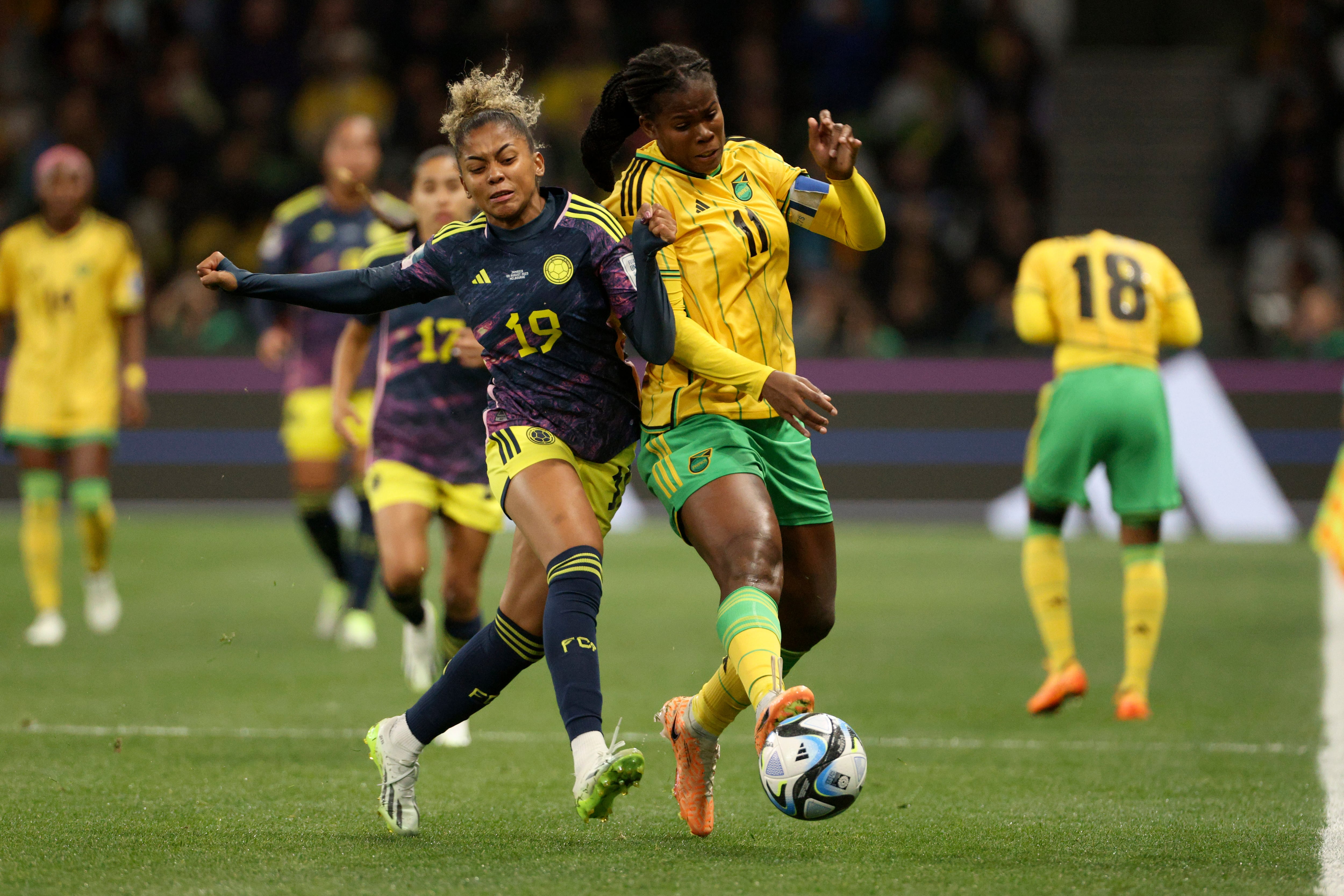 Jorelyn Carabali de Colombia, izquierda, y Khadija Shaw de Jamaica compiten por el balón durante el partido de fútbol de octavos de final de la Copa Mundial Femenina entre Jamaica y Colombia en Melbourne, Australia, el martes 8 de agosto de 2023. (Foto AP/Hamish Blair)