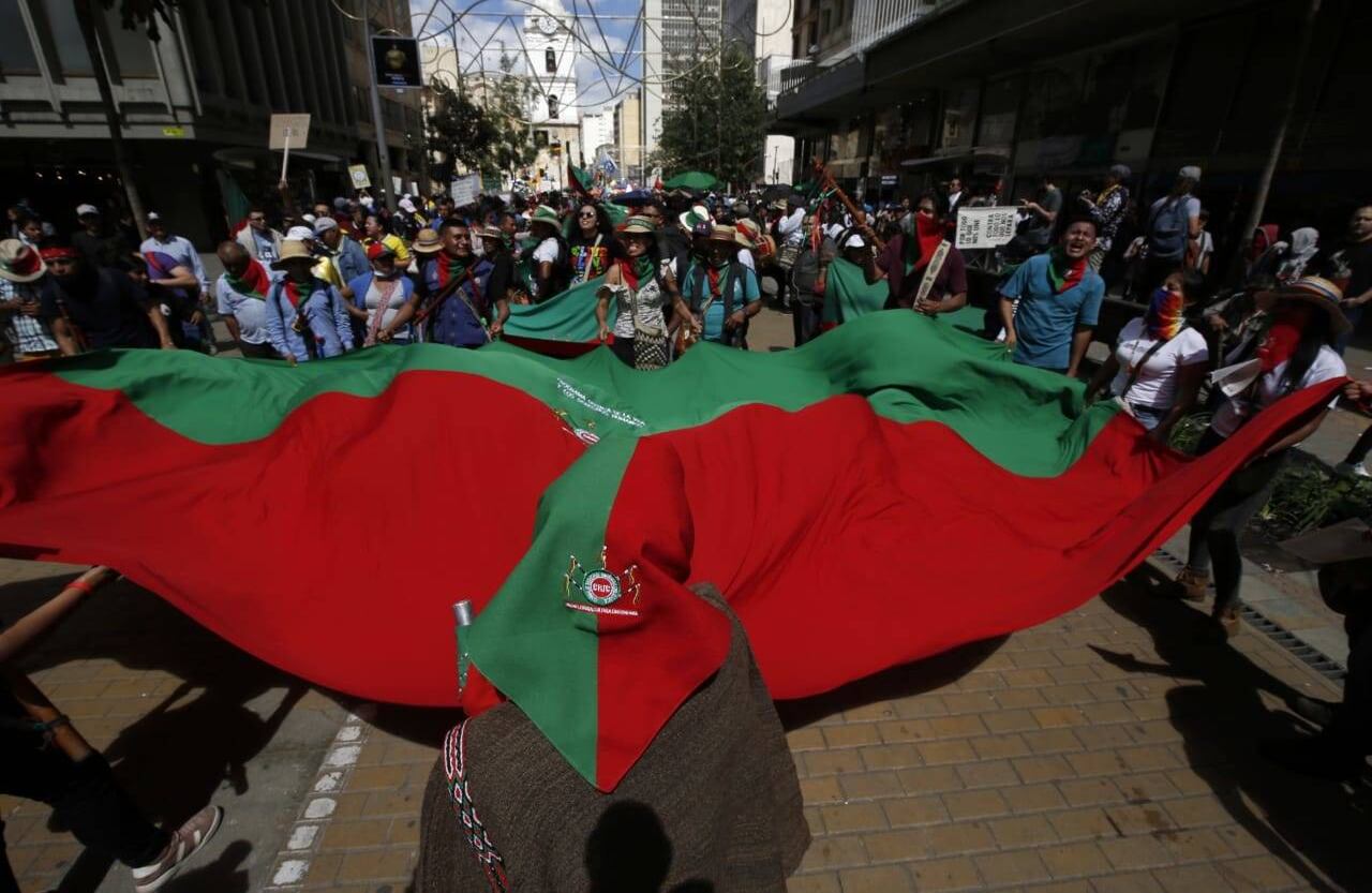 Los indígenas se unieron a las marchas para exigir la protección de líderes y lideresas. Sus movilizaciones también son un rechazo a la violencia y un llamado al gobierno. Foto: Guillermo Torres