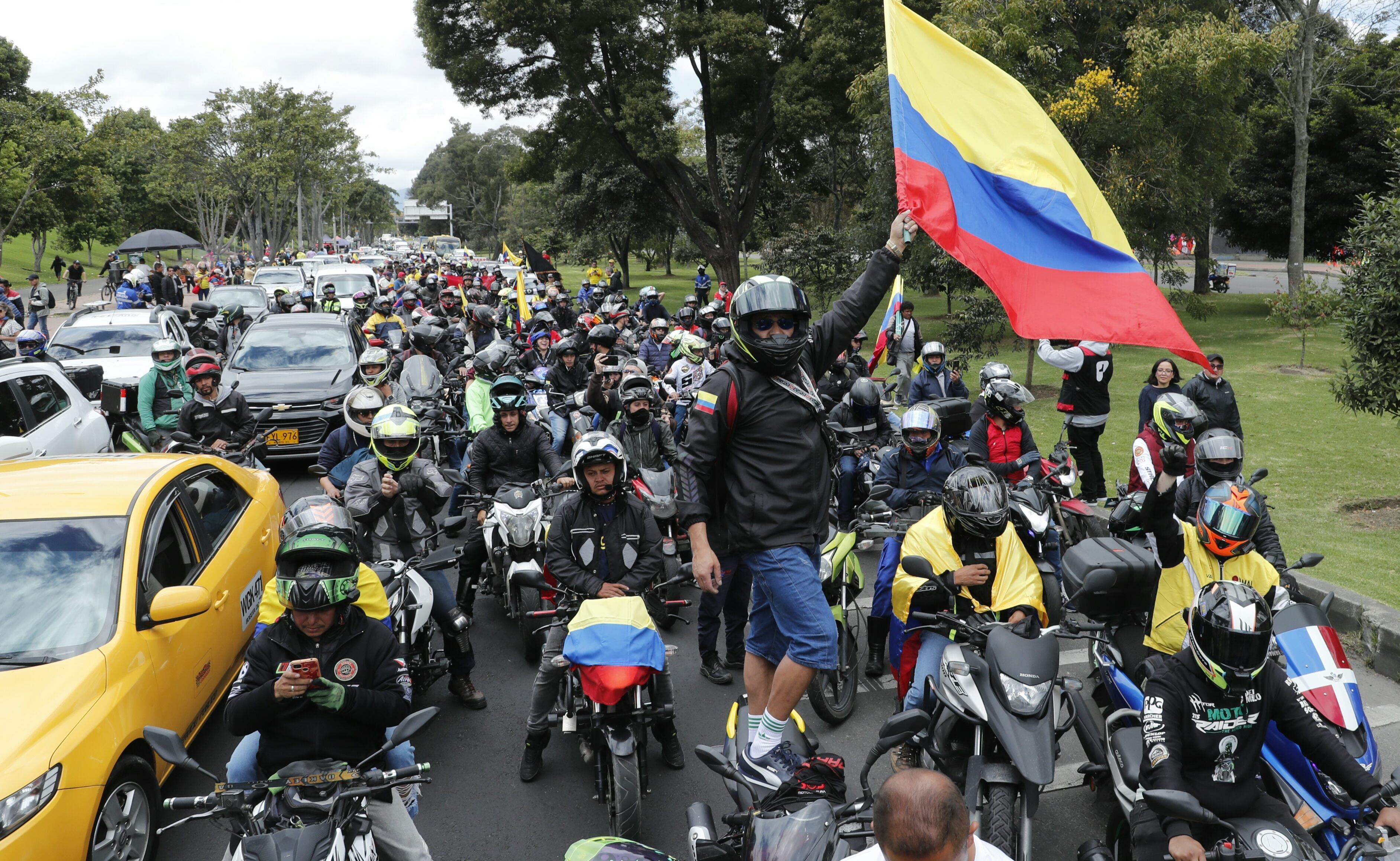 Protestas alzas en la gasolina