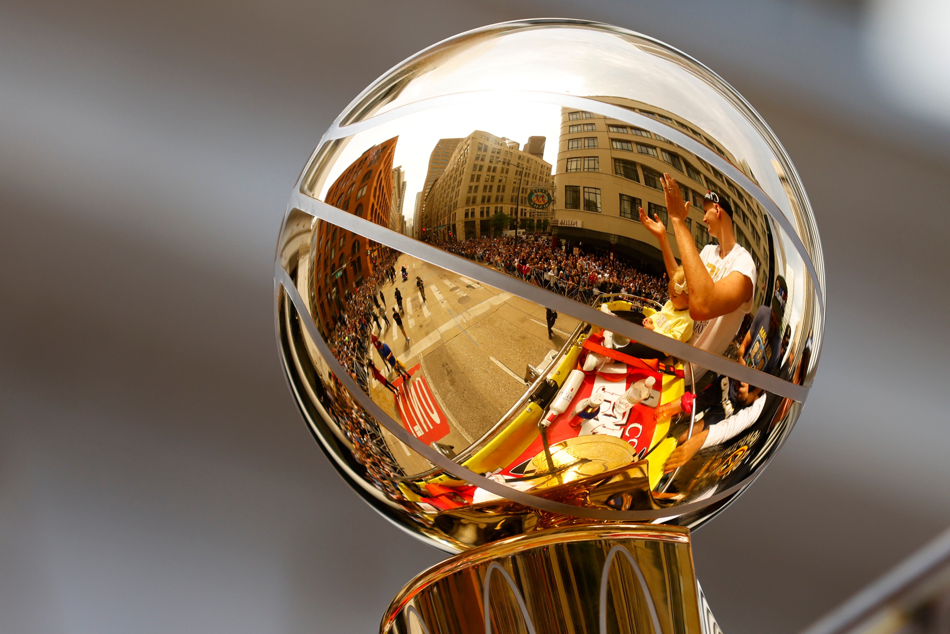 Trofeo de la NBA en manos de los Nuggets de Denver, actuales campeones