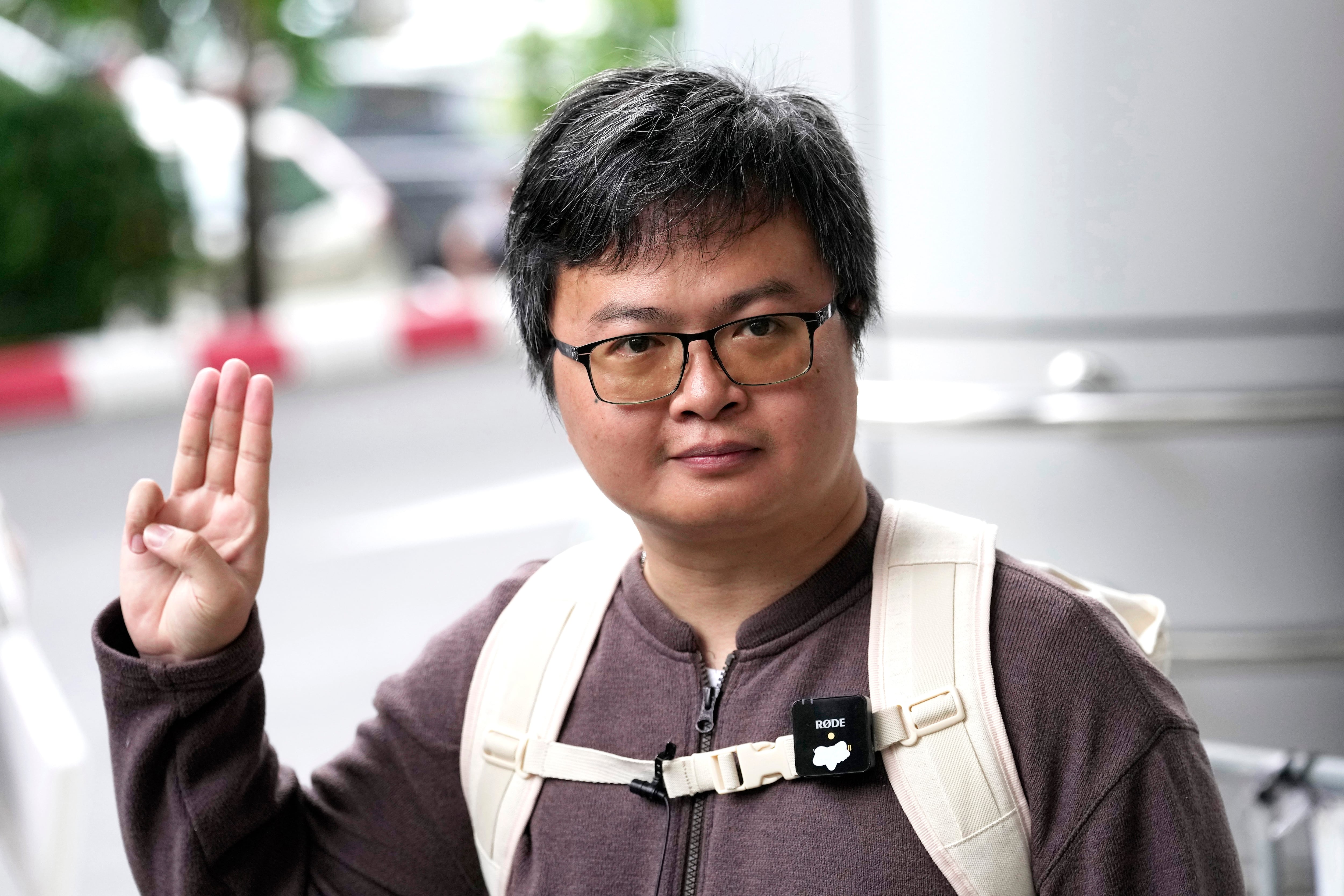 Arnon, de 39 años, aún tiene 13 casos pendientes por la ley de lesa majestad, que convierte los insultos al monarca, su familia inmediata y el regente en delitos punibles con hasta 15 años de prisión.