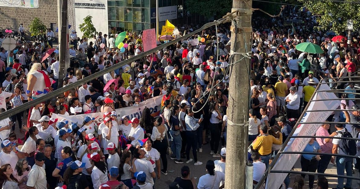 Barranqueños acompañaron a Elkin Bueno en la inscripción de su candidatura.