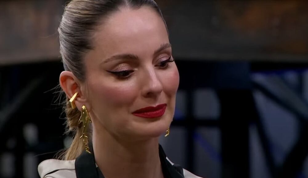 La presentadora cocinó una receta dulce.