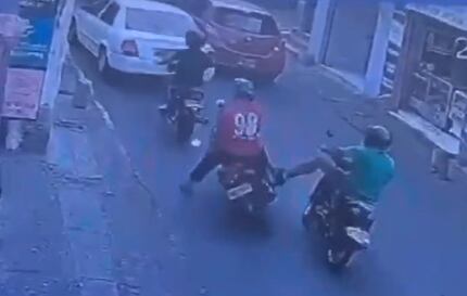 El de verde provocó la caída de la persona de rojo para poderlo agredir posteriormente de manera verbal.