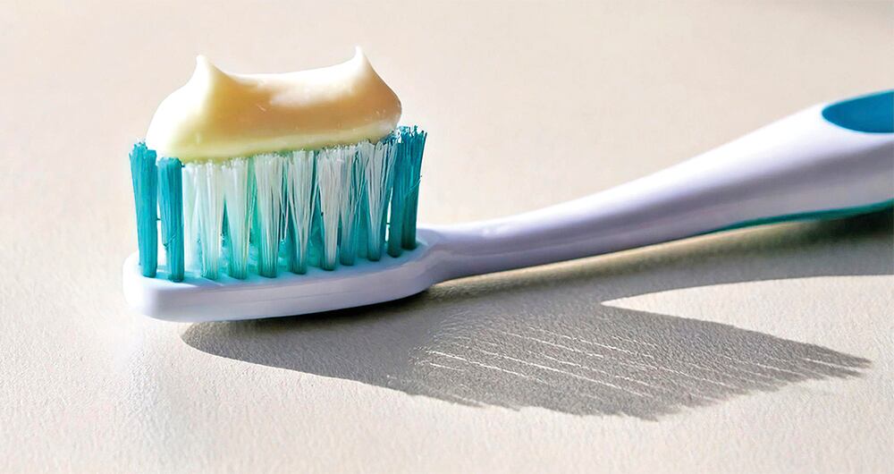 Lo ideal es cambiar el cepillo de dientes cada tres meses, aunque también existen señales que pueden indidcar un desgaste prematuro. 