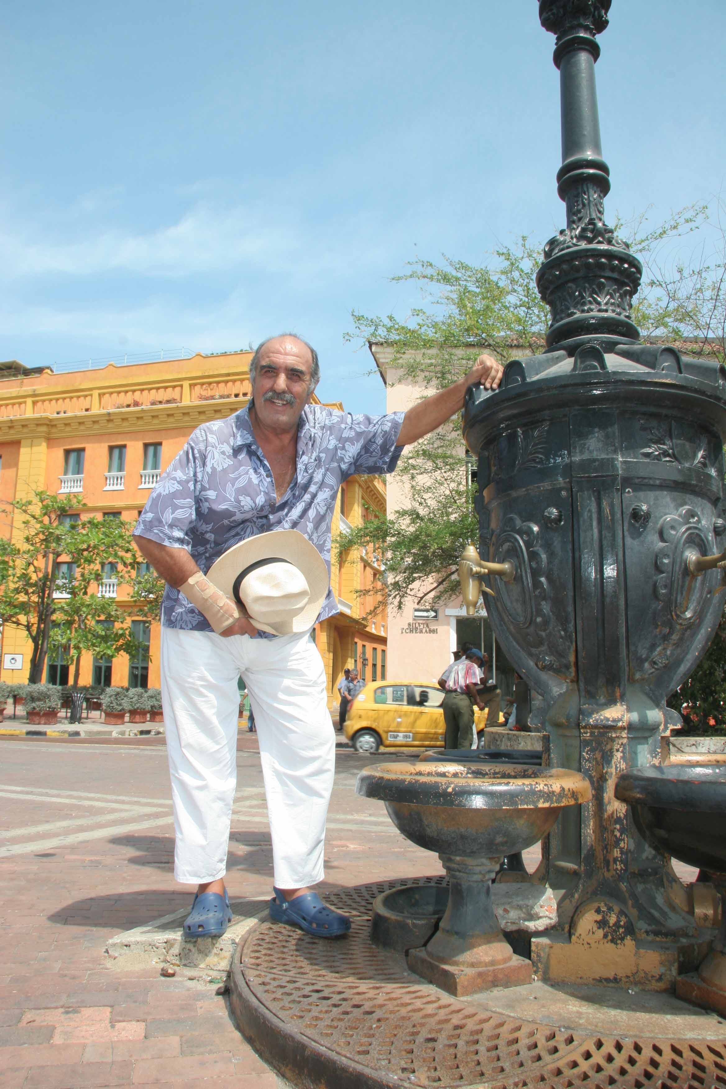 Desde el cine y la crítica cívica hasta la acción social y el trabajo cultural, esta es la historia de la relación profunda entre el artista y la ciudad que lo acogió como propio.