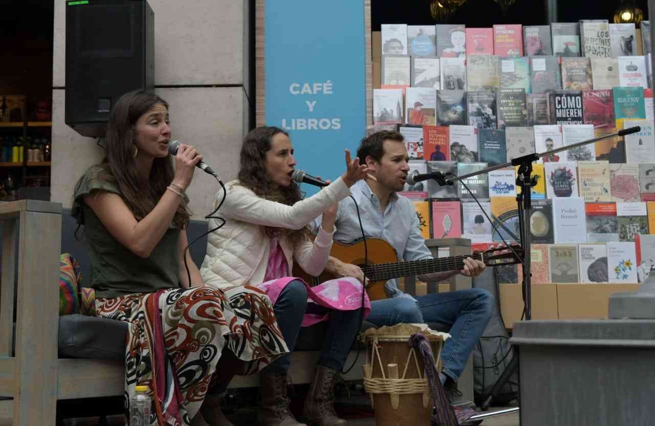 En el café Juan Valdez, de la calle 73 (Cl. 73 #8-60), hubo varios encuentros literarios, en los que diferentes colectivos leyeron en voz alta para los niños.