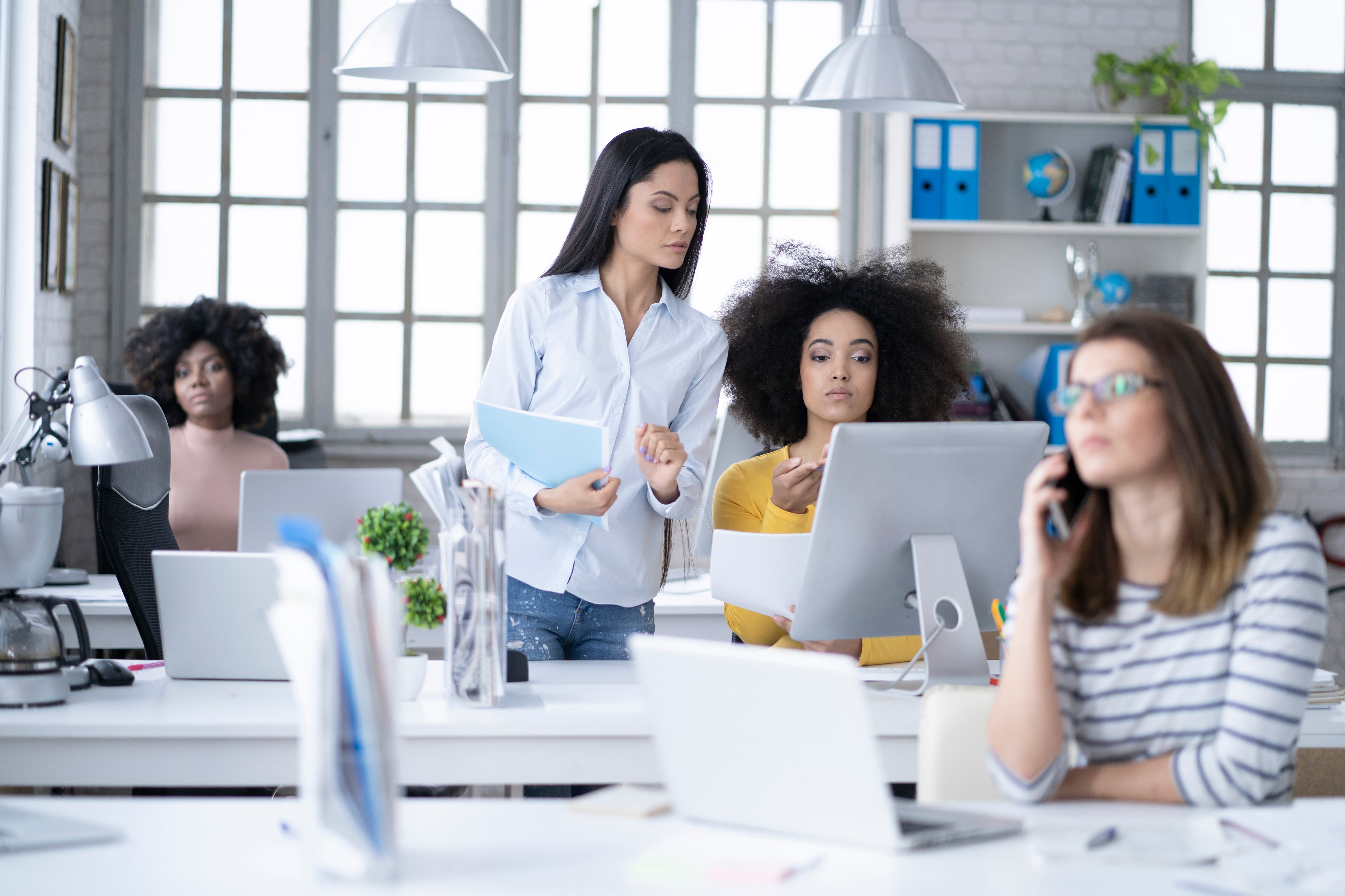 Compañeros de trabajo trabajando juntos en la oficina moderna.
