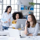 Compañeros de trabajo trabajando juntos en la oficina moderna.