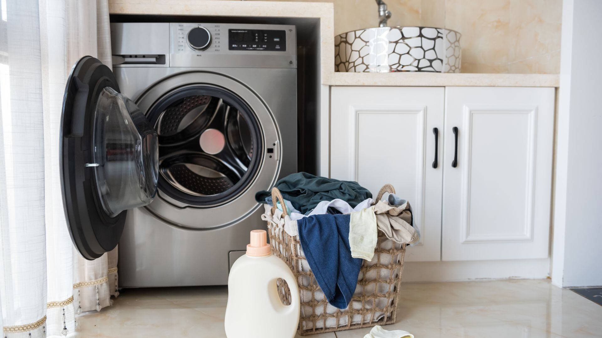 Limpiar el filtro de pelusas después de cada ciclo es clave para mantener una buena circulación de aire caliente.