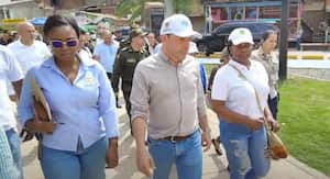 El alcalde de Cali, Alejandro Eder, llegó este lunes 13 de enero al Bulevar de Oriente, el lugar donde ocurrió la trágica masacre el pasado 12 de enero.