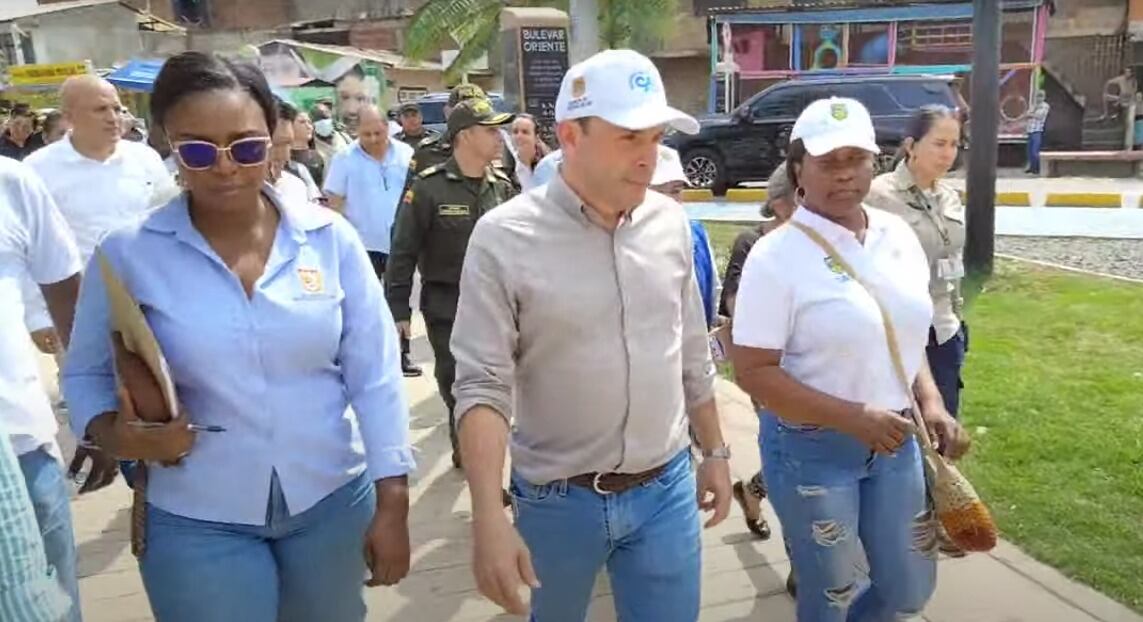 El alcalde de Cali, Alejandro Eder, llegó este lunes 13 de enero al Bulevar de Oriente, el lugar donde ocurrió la trágica masacre el pasado 12 de enero.