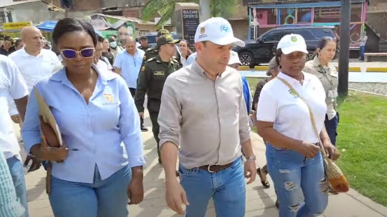 El alcalde de Cali, Alejandro Eder, llegó este lunes 13 de enero al Bulevar de Oriente, el lugar donde ocurrió la trágica masacre el pasado 12 de enero.