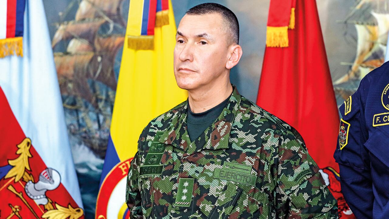 El comandante del Ejército, el general Luis Ospina (izquierda), no ha explicado por qué la contrainteligencia militar falló en el caso de Putumayo, en donde fueron asesinados (de derecha a izquierda) el capitán Juan Pablo Herrera, el sargento Carlos Rojas y el soldado Yoandris Mejía.