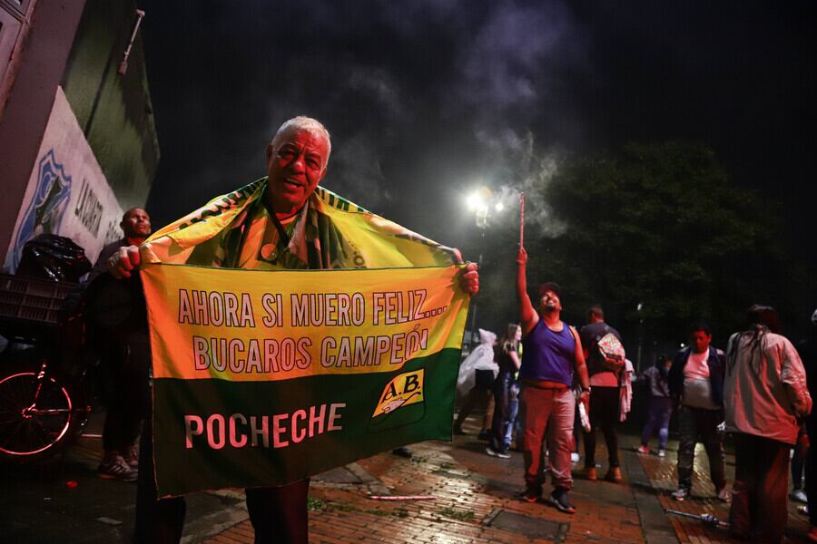 Hinchas del Atlético Bucaramanga celebran su primera victoria de la Liga BetPlay I del fútbol profesional colombiano afuera del Estadio Nemesio Camacho El Campin.