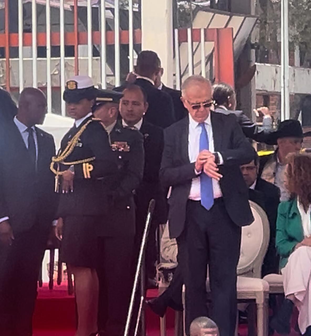 Iván Velásquez ministro de Defensa mira su reloj en la ceremonia del desfile miliar