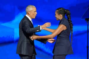 El expresidente Barack Obama, a la izquierda, y la exprimera dama Michelle Obama, a la derecha, se abrazan en la Convención Nacional Demócrata el martes 20 de agosto de 2024 en Chicago. (Foto AP/J. Scott Applewhite)