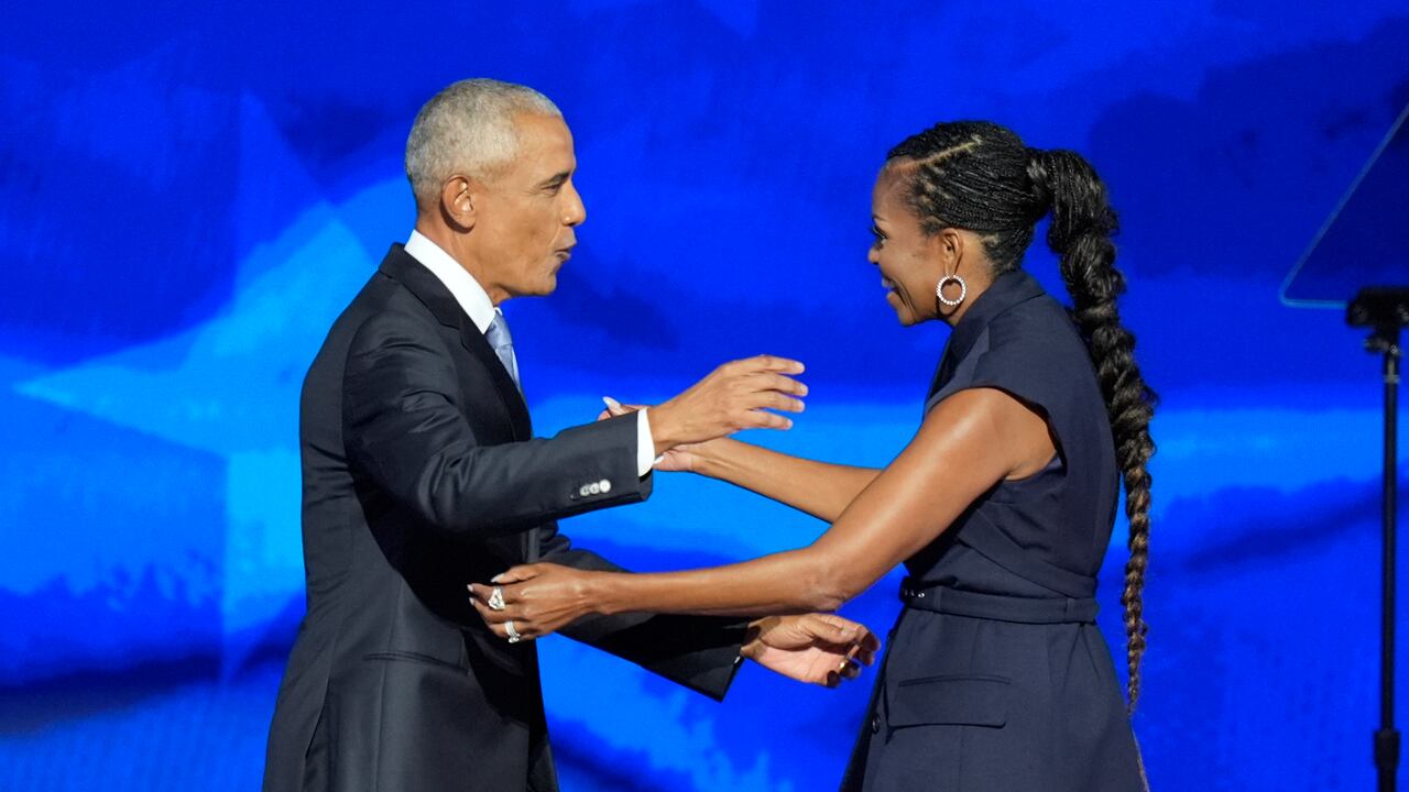 El expresidente Barack Obama, a la izquierda, y la exprimera dama Michelle Obama, a la derecha, se abrazan en la Convención Nacional Demócrata el martes 20 de agosto de 2024 en Chicago. (Foto AP/J. Scott Applewhite)