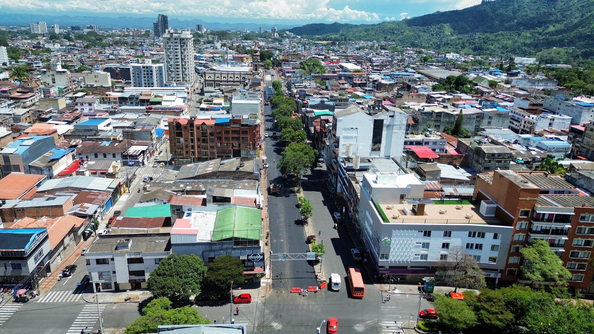 La estrategia vial no se limita a los grandes corredores. Uno de los componentes con mayor impacto social es la recuperación de la malla vial interna de los barrios.