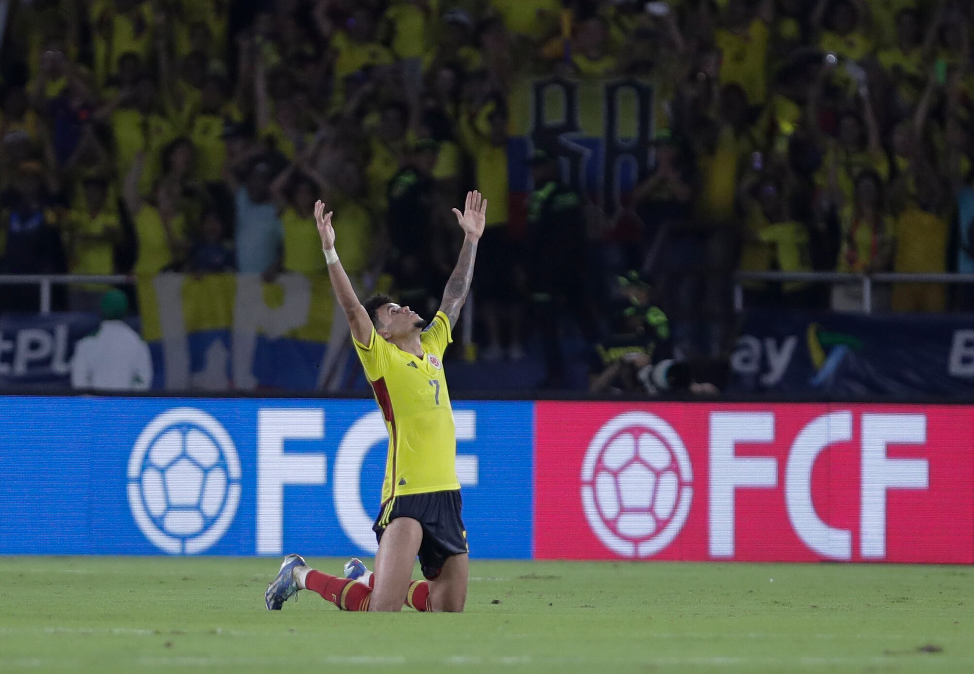 Luis Díaz de Colombia celebra al final de un partido de fútbol de clasificación contra Brasil para la Copa Mundial de la FIFA 2026 en el estadio Roberto Meléndez en Barranquilla, Colombia, el jueves 16 de noviembre de 2023. Colombia ganó 2-0. (Foto AP/Iván Valencia)