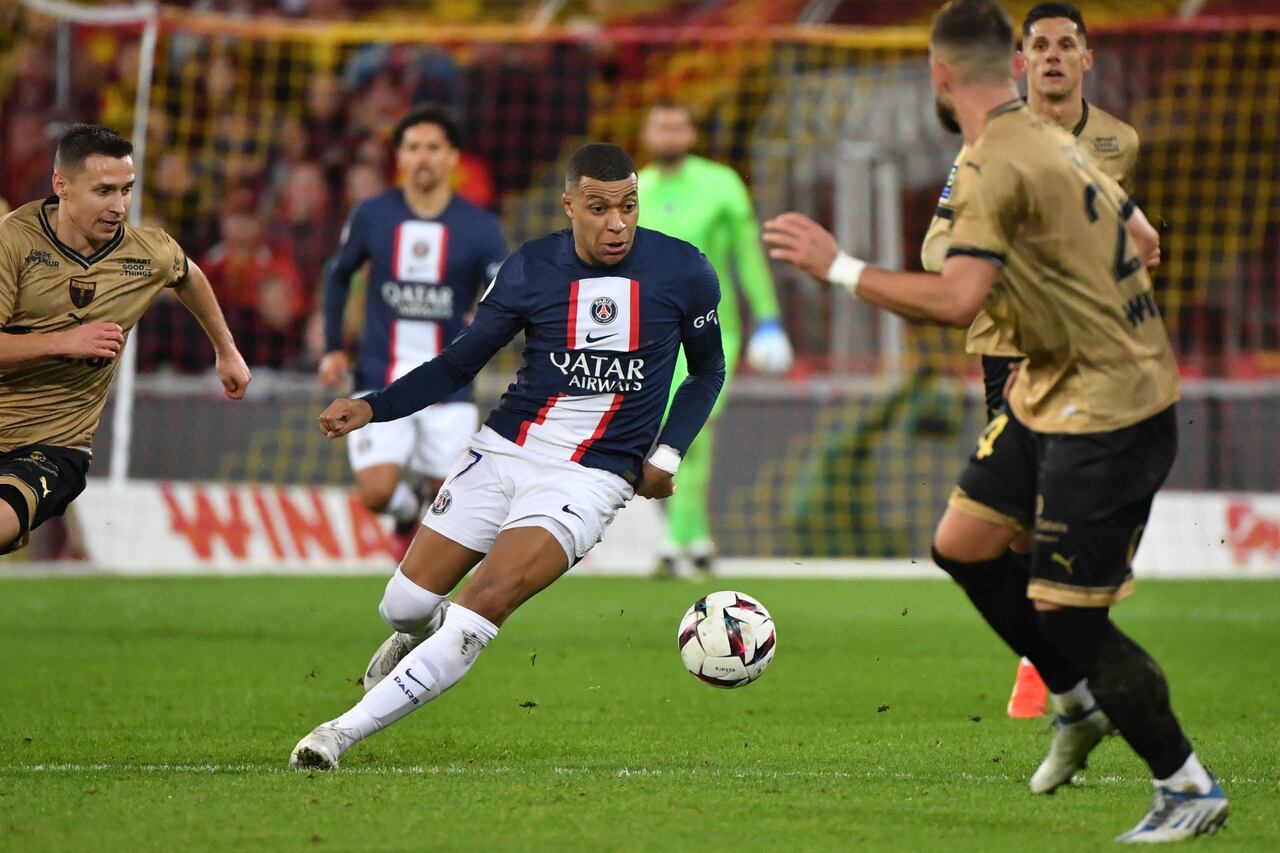 Ambos equipos no se daban tregua y pudieron haber ampliado el marcador, pero ni Mbappé para le PSG (17) ni Claude-Maurice para el Lens lograron su objetivo (23). (Photo by FRANCOIS LO PRESTI / AFP)