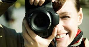 Periodista/fotógrafo: uno de los campos en el que estos profesionales pueden especializarse es el de turismo, lo que los lleva a conocer una gran variedad de destinos y gozar de las comodidades que les pueden brindar los hoteles y las agencias de viaje. Eso sí, tratándose de un trabajo que en su mayoría es de tipo freelance, por lo que las ganancias pueden verse limitadas en muchos aspectos.