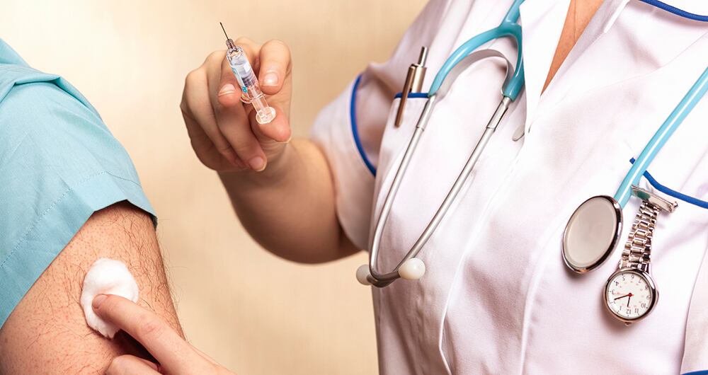 La recomendación es aplicarse la vacuna anualmente.