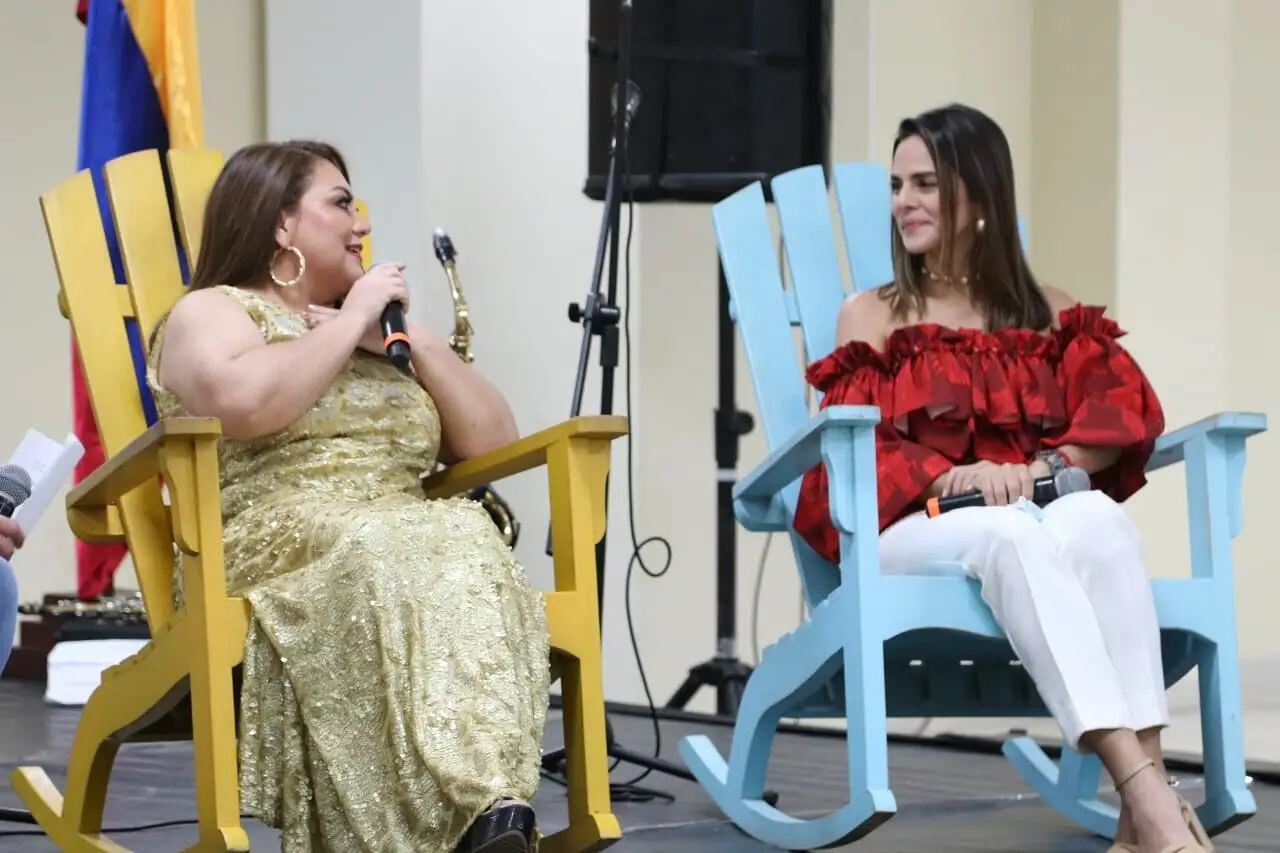 Aglaé Caraballo, conocida como la ‘Reina del Porro’, y Antonella Vega, gestora social de la Feria, conversan sobre las similitudes entre el porro y el jazz.