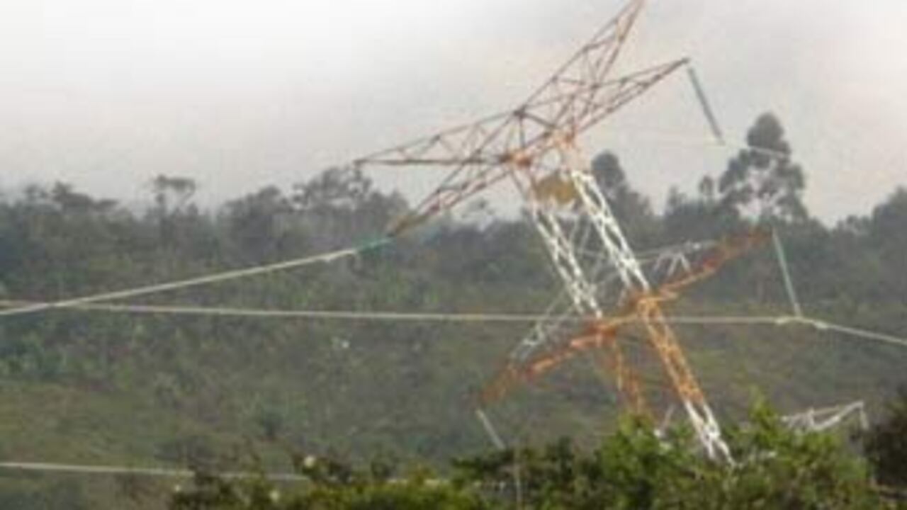 Esta es una de las torres de energía derribadas por Electroservicios, la empresa encargada de arreglarlas. Al dinamitarlas se cuidaban de no tumbarlas totalmente para evitar mayores costos