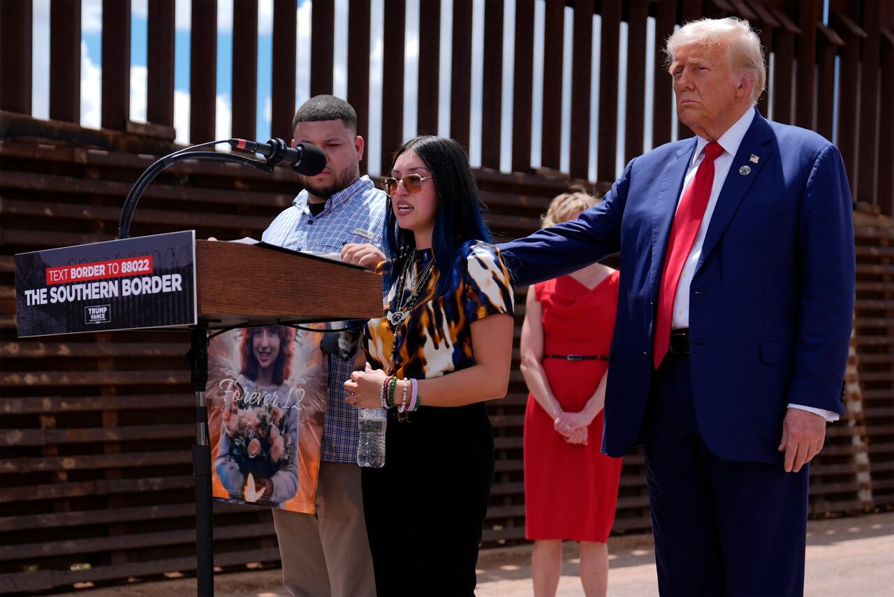 El expresidente Donald Trump, candidato presidencial republicano, consuela a Alexis Nungaray y James Guevara, madre y tío de Jocelyn Nungaray, durante un evento en la frontera sur con México, el jueves 22 de agosto de 2024, en Sierra Vista, Arizona (Foto AP/Evan Vucci)