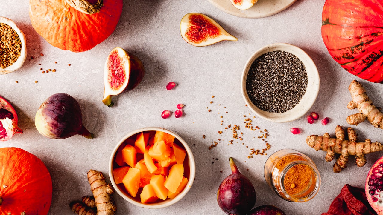 Actualmente una dieta sana y equilibrada incluye alguno o varios de los siguientes alimentos: chia, cúrcuma, bimi, acai, jengibre, maca, kimchi.