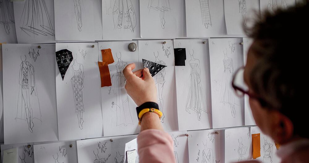 Jorge Duque junto a los bocetos de sus diseños.