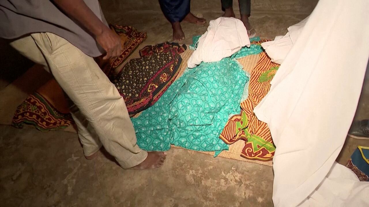 Cadáveres cubiertos con ropa yacen en el suelo tras un accidente de ferry, que según un funcionario no tenía licencia, en la provincia de Nampula, Mozambique, en esta captura de pantalla obtenida de un vídeo del 8 de abril de 2024.