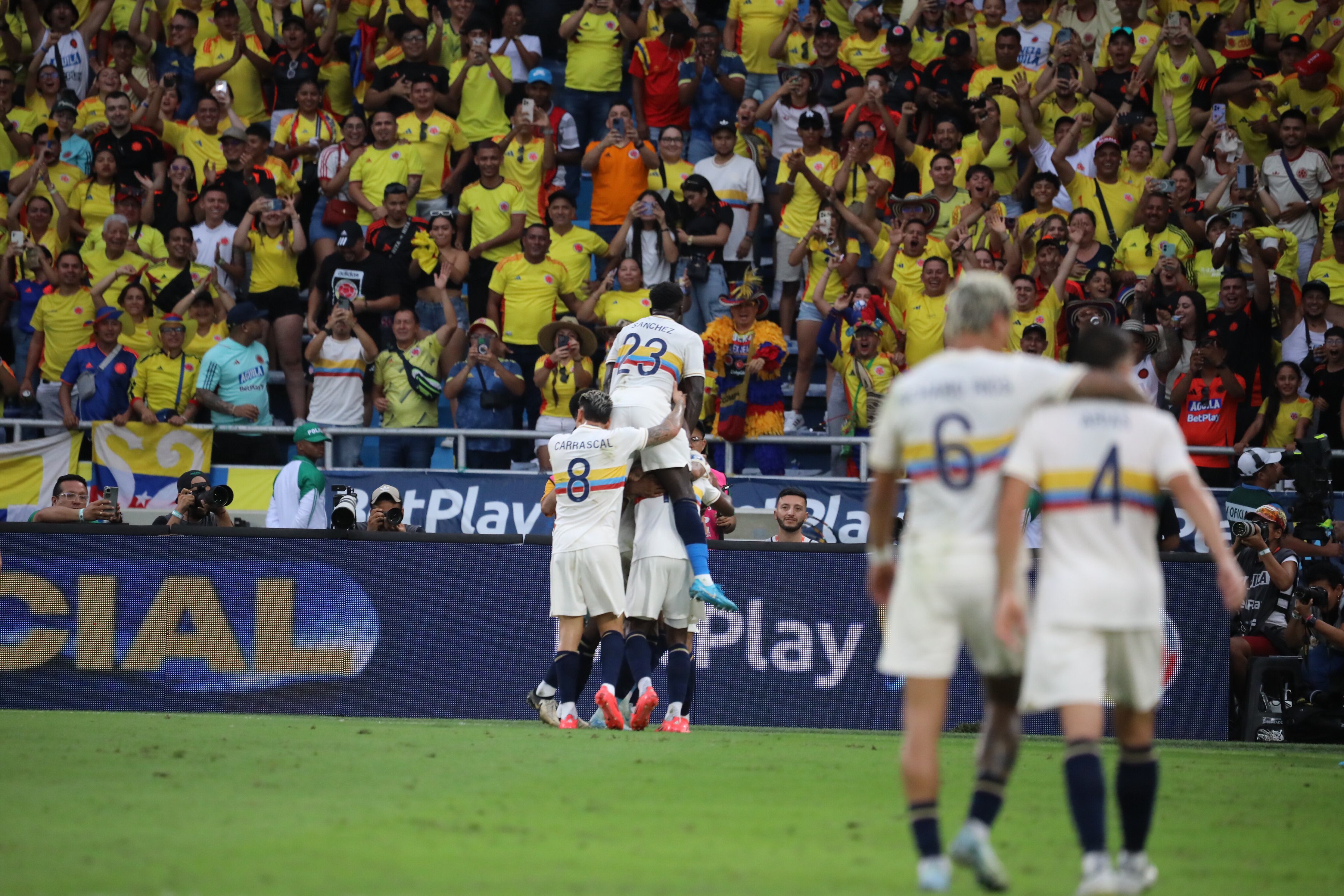 Selección Colombia celebrando uno de sus goles frente a Chile en Barranquilla