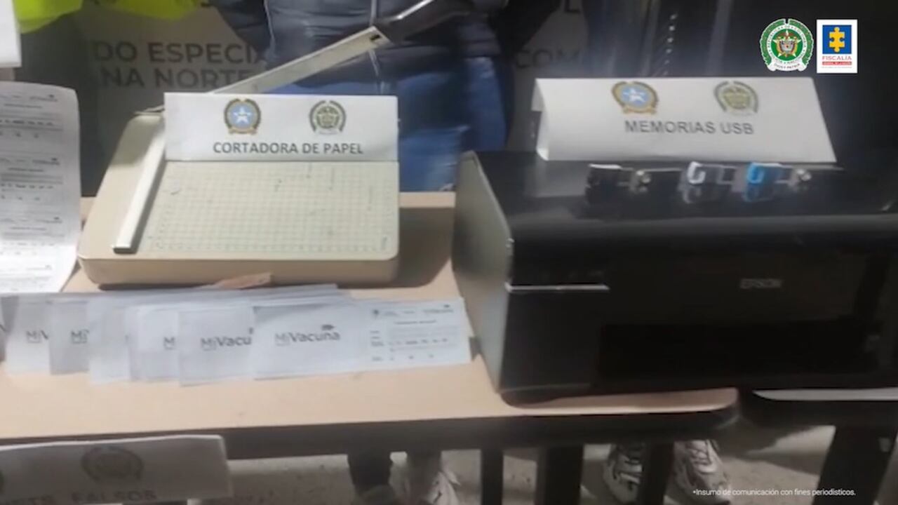 Dos personas fueron capturadas por poner en marcha una red de falsificadores que centraron su actividad en carnets de vacunas contra el Covid-19 en Bogotá y Cundinamarca.