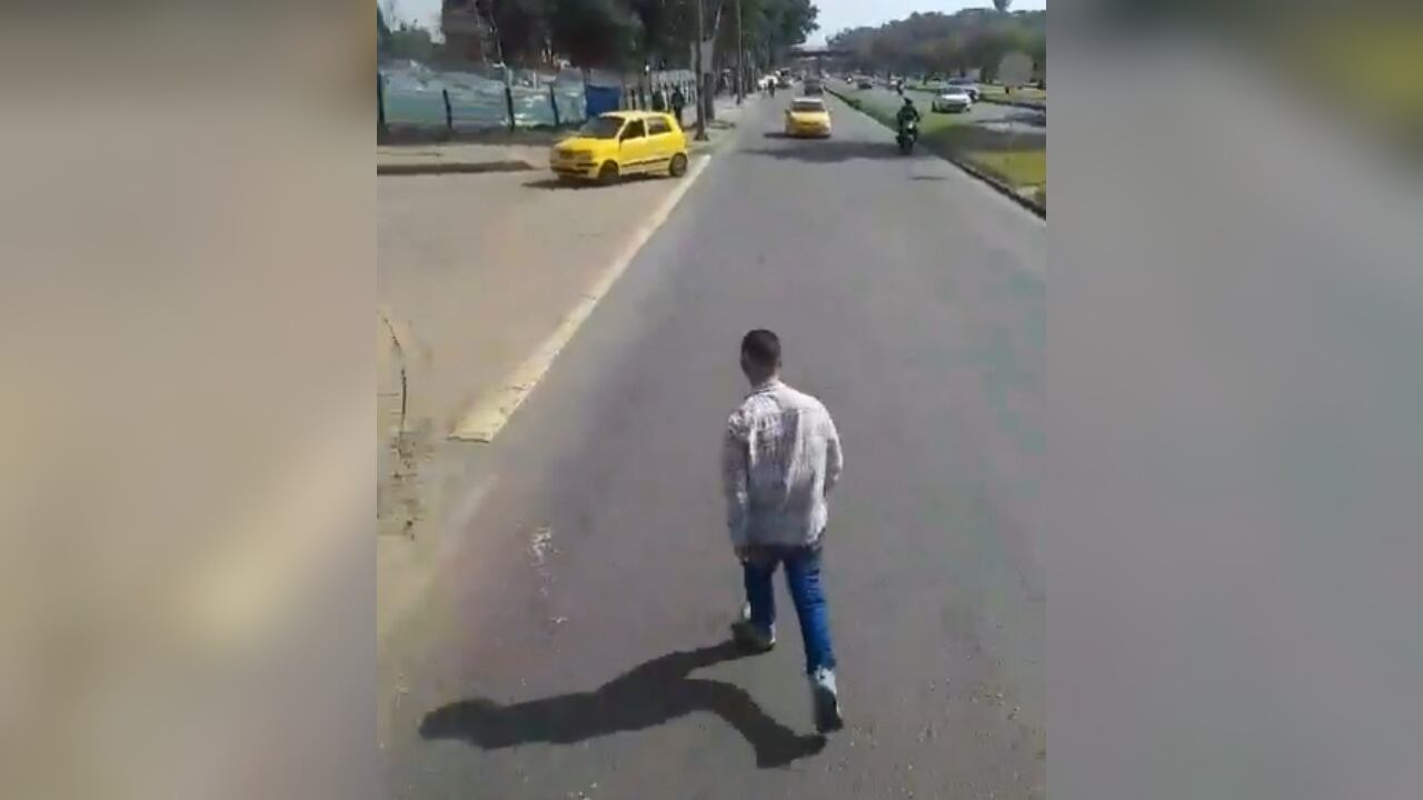 El hombre escapó del sitio en su vehículo.