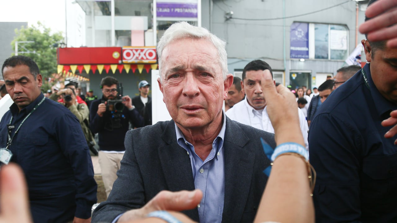 El expresidente Álvaro Uribe Vélez, acompañado del Partido Centro Democrático, visitó el lugar en el que el senador Miguel Uribe Turbay sufrió el atentado que ocasionó su muerte.