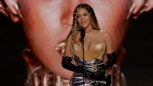 Queen B lloró al recordar a su tío fallecido, inspiración de su disco, el que le dio el Grammy con el que rompió un récord histórico. Foto: Getty Images - Kevin Winter.