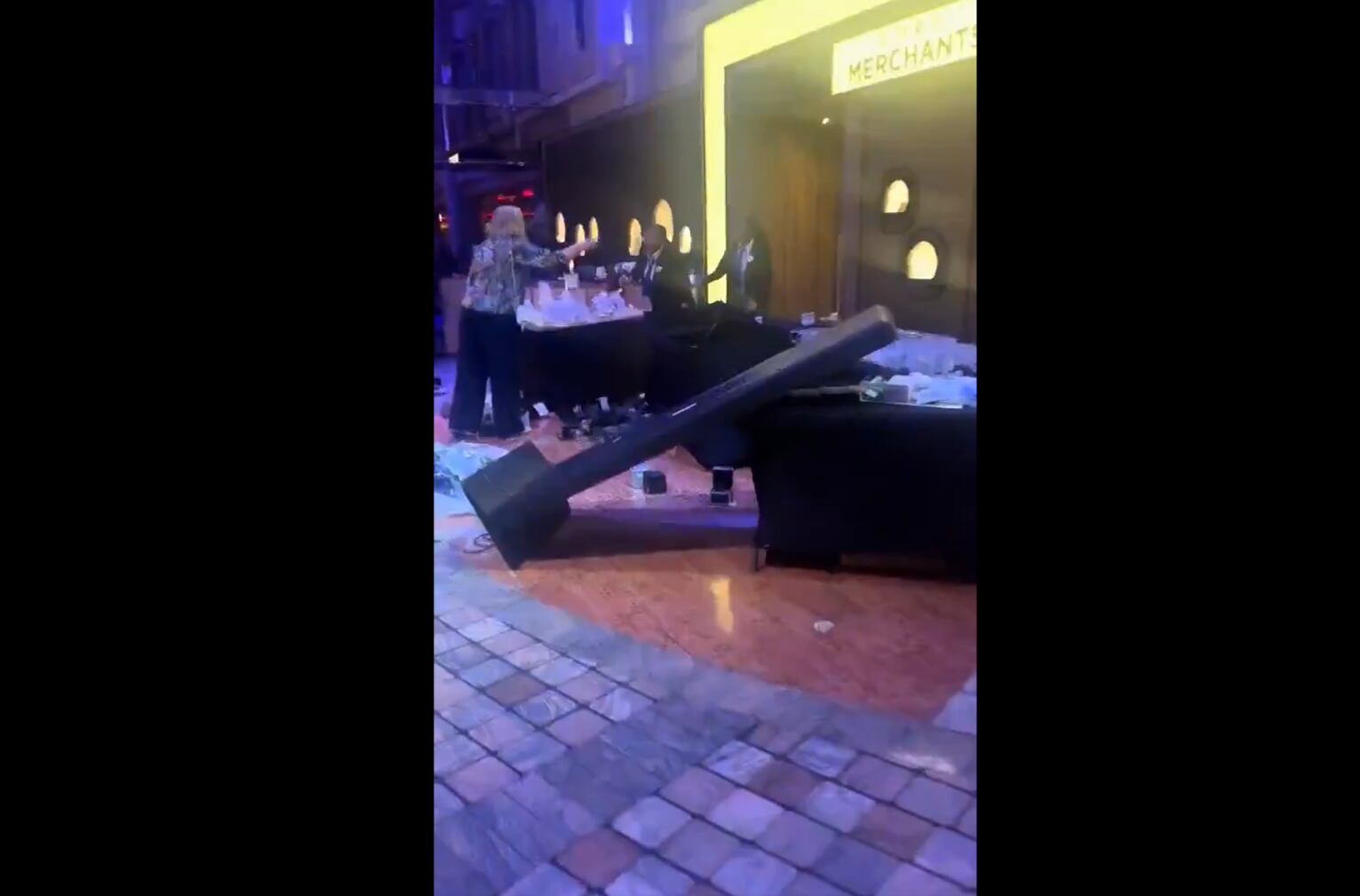 Los vientos huracanados causaron daños significativos en el Explorer of the Seas, con objetos caídos, vidrios rotos y pasajeros intentando recuperar el equilibrio mientras el barco se inclinaba 45 grados.