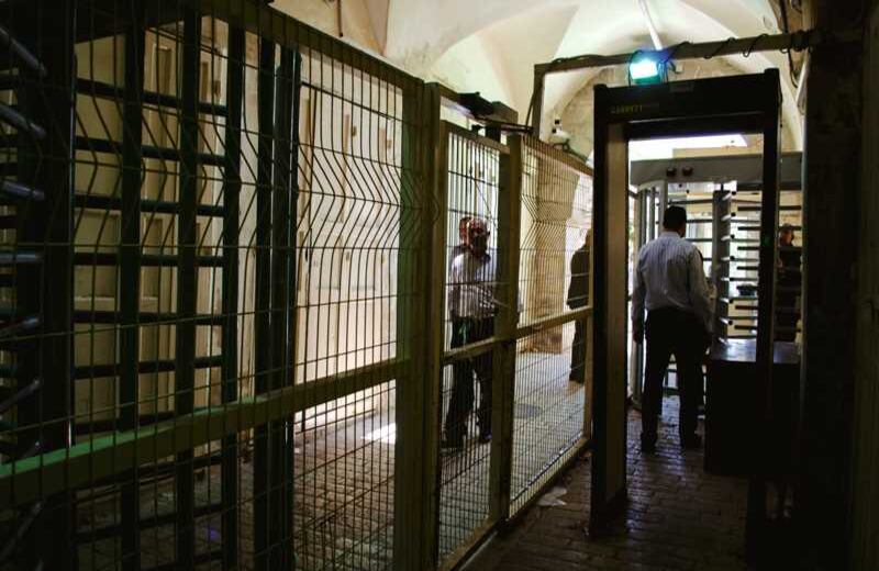 A la salida de los mercados populares se encuentran más check points, como en el mercado de Hebrón. 