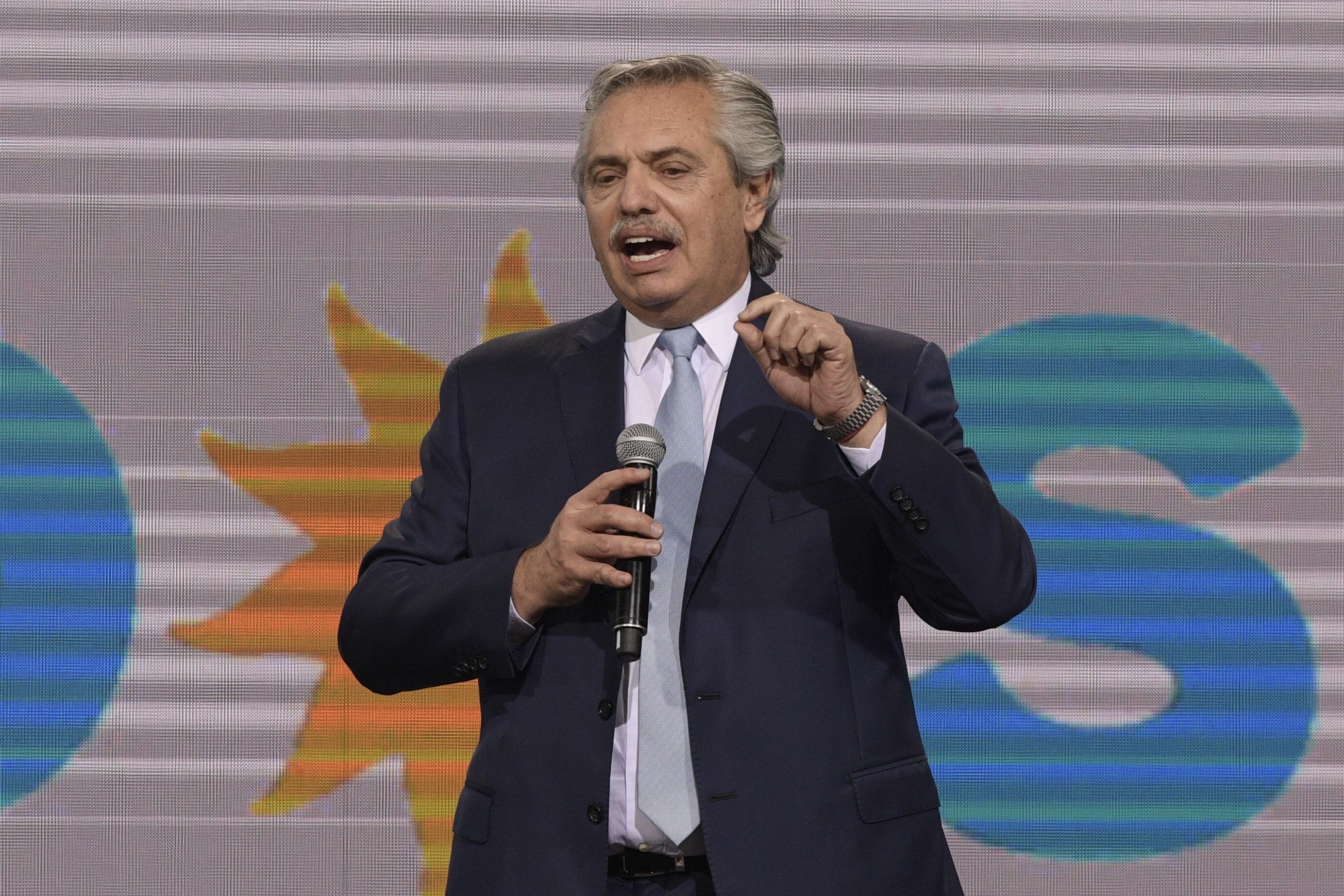 El presidente de Argentina, Alberto Fernández, hace un gesto mientras pronuncia un discurso ante los votantes del partido gobernante "Frente de Todos" después de las elecciones parlamentarias de mitad de período en Buenos Aires, el 14 de noviembre de 2021. (Foto de JUAN MABROMATA / AFP)