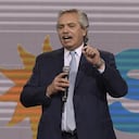 El presidente de Argentina, Alberto Fernández, hace un gesto mientras pronuncia un discurso ante los votantes del partido gobernante "Frente de Todos" después de las elecciones parlamentarias de mitad de período en Buenos Aires, el 14 de noviembre de 2021. (Foto de JUAN MABROMATA / AFP)
