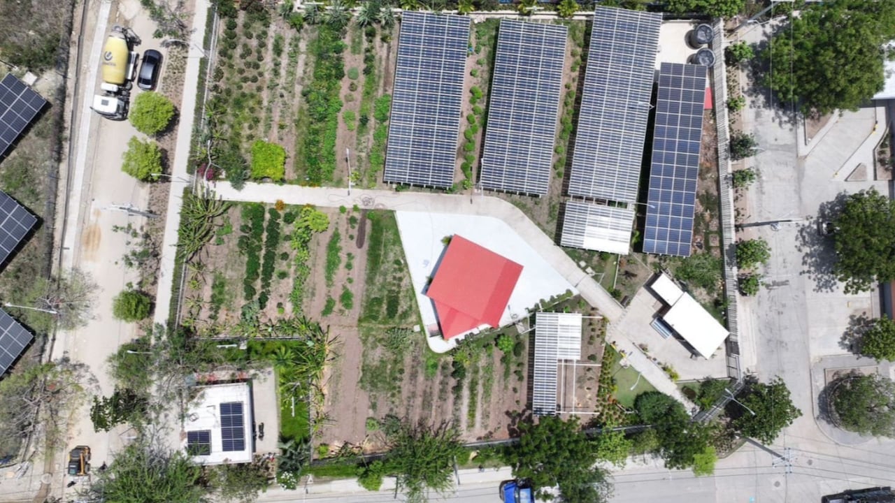 Más de 7.600 paneles solares ya se instalan en Juan Mina para generar energía limpia destinada al alumbrado público de Barranquilla, en un proyecto pionero en Colombia.