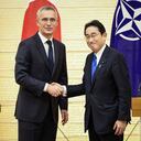 El secretario general de la OTAN Jens Stoltenberg con el primer ministro japonés Fumio Kishida en Tokio el 31 de enero de 2023. (Takashi Aoyama/Pool Photo via AP)